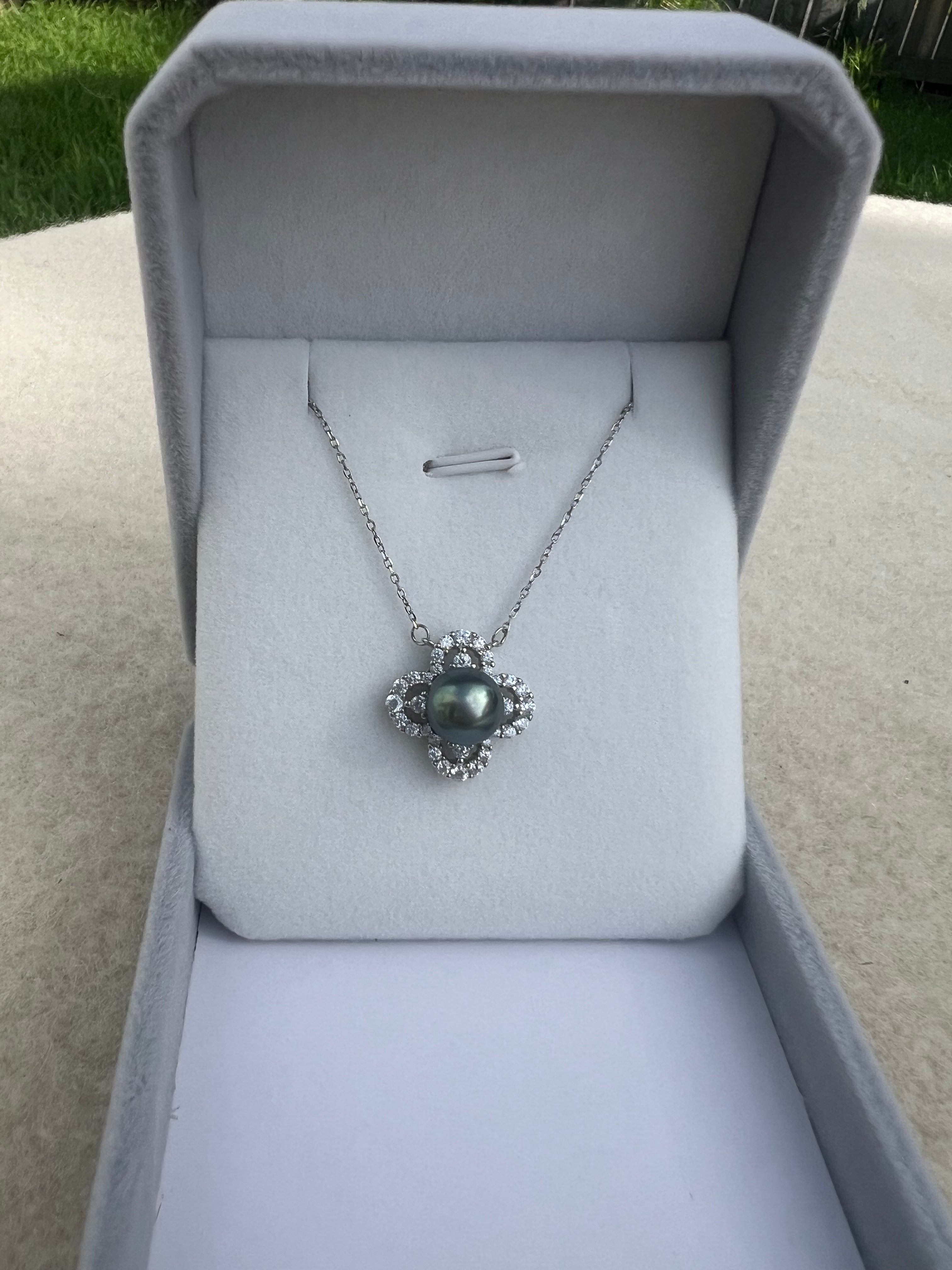 Tahitian Pearl Clover Design Pendant Necklace - 8-9mm