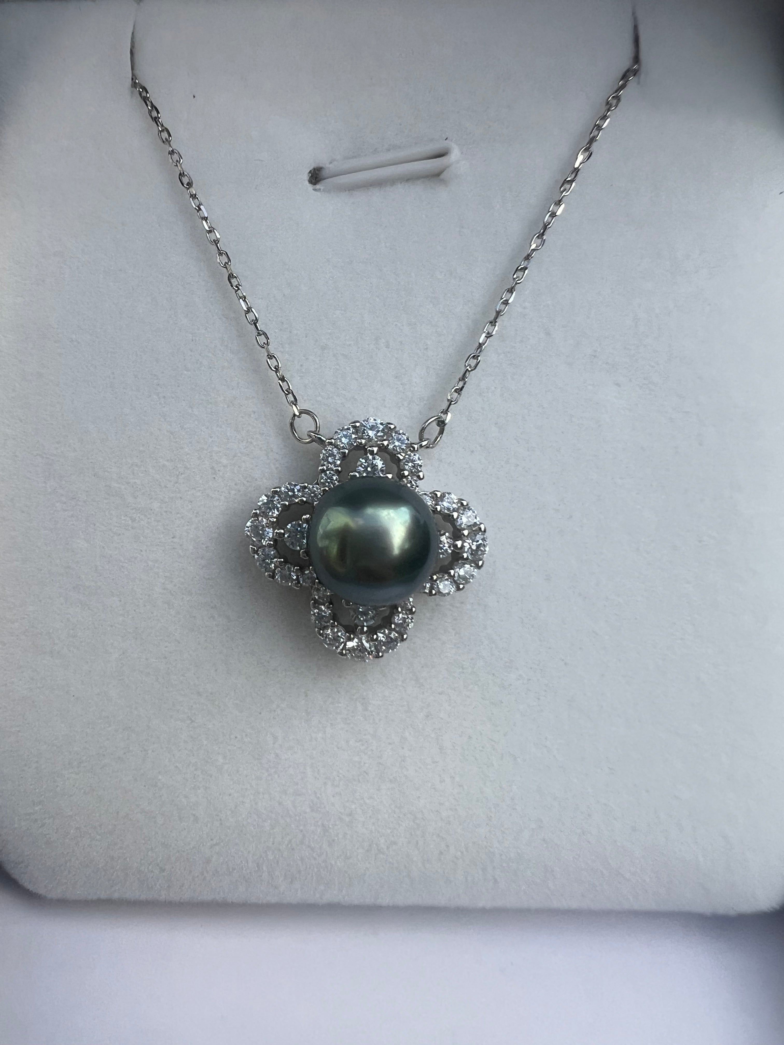 Tahitian Pearl Clover Design Pendant Necklace - 8-9mm